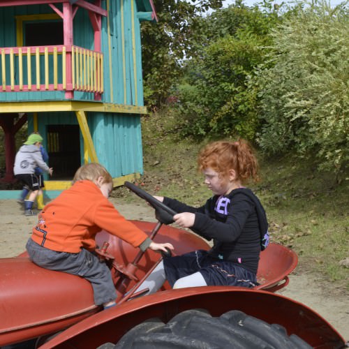 Aire de jeux et tracteur pour les enfants
